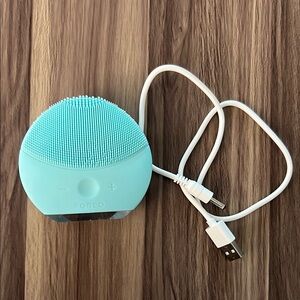 FOREO Luna facial cleaning